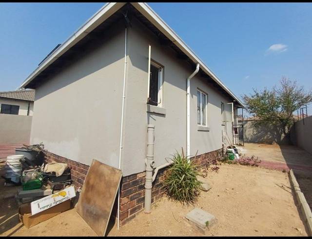 3 BEDROOM HOUSE FOR SALE IN BLUE HILLS